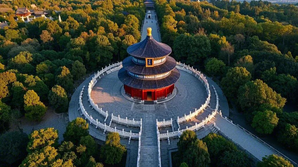 为什么球形、弧形建筑里，说话像“开演唱会”？揭秘“声聚焦”：漂亮曲线藏着的“声音陷阱”
